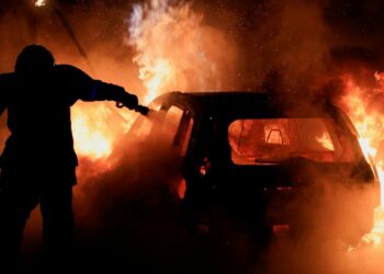 Al menos 96 detenidos y 255 coches quemados durante la noche de la fiesta nacional francesa