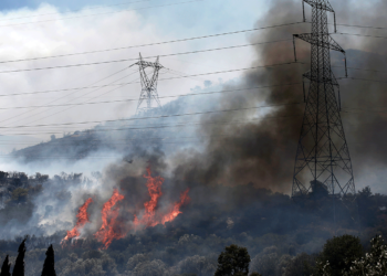 Incendio fuera de control obliga a evacuar poblados en Grecia