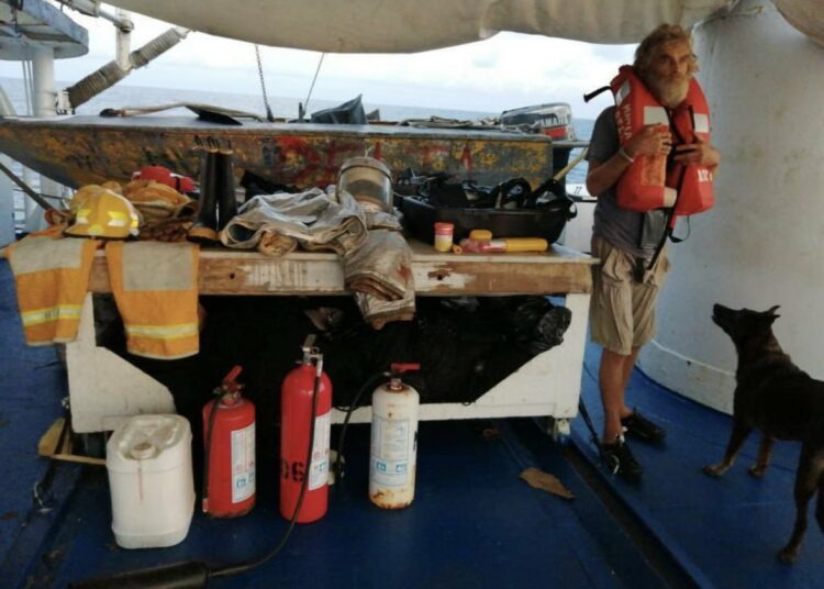 Buque mexicano rescató a náufrago y a su perrita que sobrevivió dos meses comiendo pescado crudo
