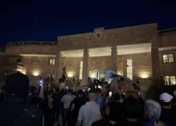 (VIDEOS) Manifestantes asaltan e incendian embajada de Suecia en Irak