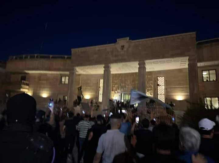 (VIDEOS) Manifestantes asaltan e incendian embajada de Suecia en Irak