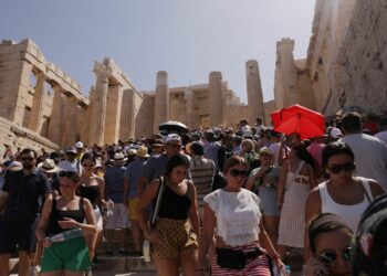 Grecia restringió el acceso a la Acrópolis de Atenas y otros lugares turísticos debido a la ola de calor que alcanza picos de 45 grados centígrados