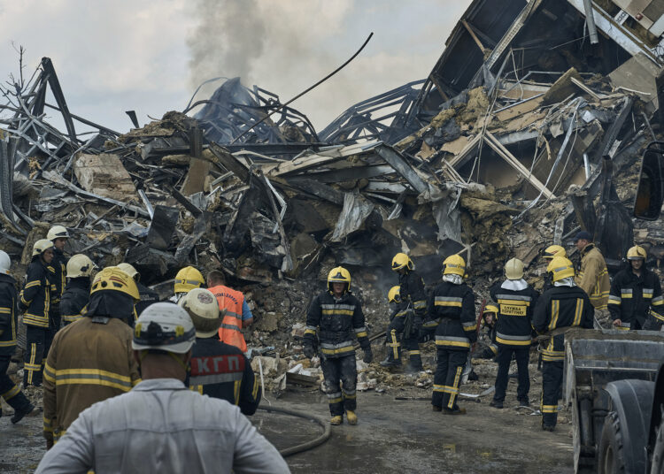 Al menos cuatro muertos, dos heridos y 120 toneladas de alimentos dañados dejó un bombardeo ruso sobre Ucrania