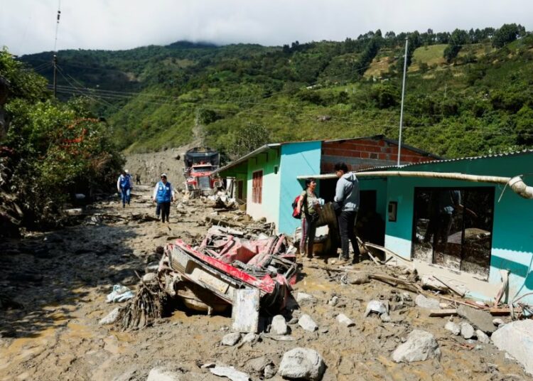 Sube a 26 cifra de muertos por avalancha en Colombia