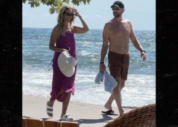 La ex de Kevin Costner se encuentra en Hawái con un amigo del actor tras recibir 130 mil dólares por manutención infantil