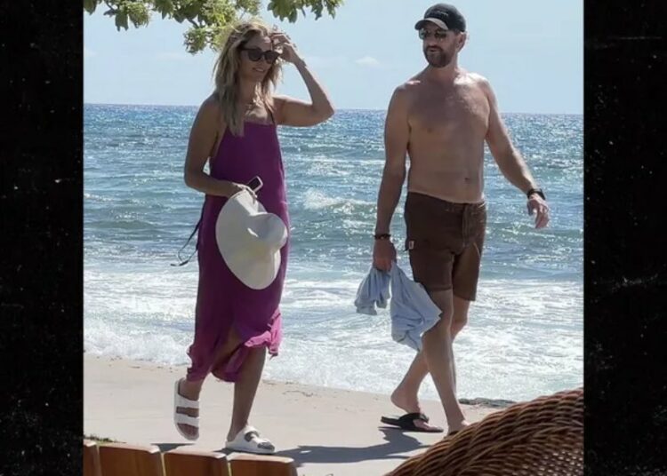 La ex de Kevin Costner se encuentra en Hawái con un amigo del actor tras recibir 130 mil dólares por manutención infantil