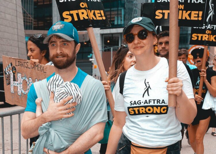 Daniel Radcliffe aparece cargando a su bebé en la protesta de actores y le llueven críticas