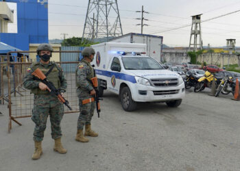 Reos liberan a 17 guardias carcelarios retenidos en Ecuador