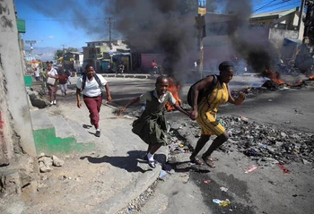 EE.UU. ordena abandonar Haití al personal no destinado a emergencias
