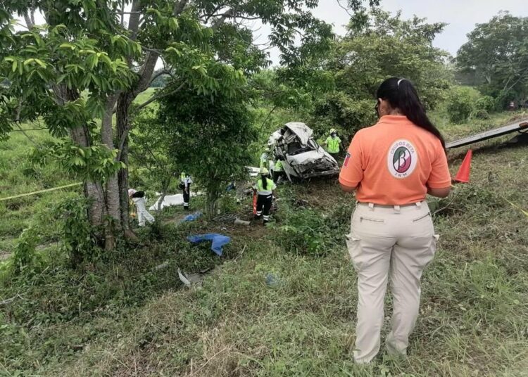 Mueren cinco migrantes y 18 resultan heridos en accidente de tráfico en el sureste de México