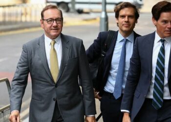 Una de las víctimas de Kevin Spacey describió al actor como una “persona difícil, violenta e insistente”