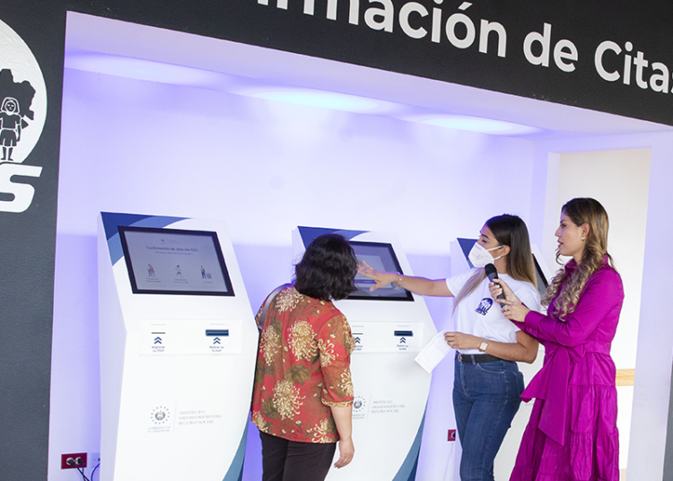 Quioscos del ISSS en Soyapango beneficia la agilización de trámites