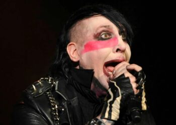 El rockero estadounidense Marilyn Manson va a juicio por escupir y limpiarse la nariz sobre una camarógrafa durante un concierto