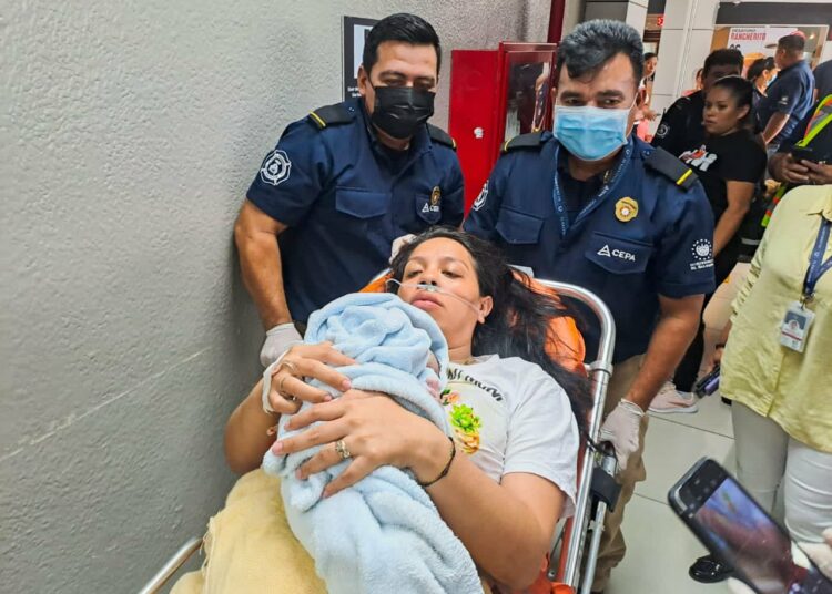 Mujer da a luz en el Aeropuerto Internacional Monseñor Romero