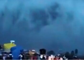 (VIDEO) Una impresionante nube se forma sobre una ciudad india durante una tormenta monzónica