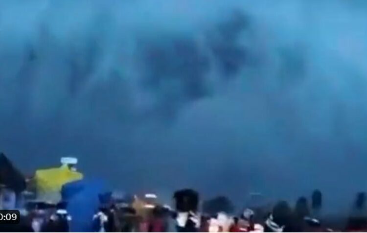 (VIDEO) Una impresionante nube se forma sobre una ciudad india durante una tormenta monzónica
