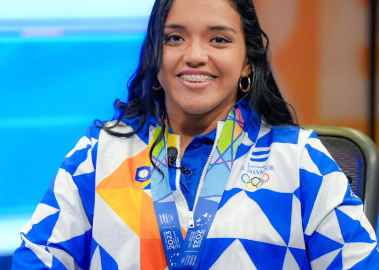 Josselyn Portillo, madre de familia y profesional de la salud que destaca por su desempeño en lucha estilo libre