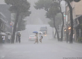 Gobierno pide a pobladores realizar evacuaciones en sudoeste de Japón por fuertes lluvias