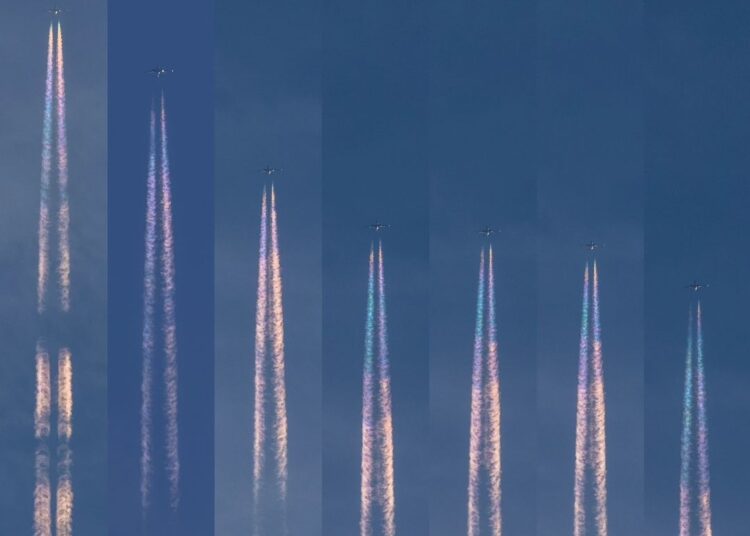 Captan unas impresionantes estelas de arcoíris en el cielo de la India