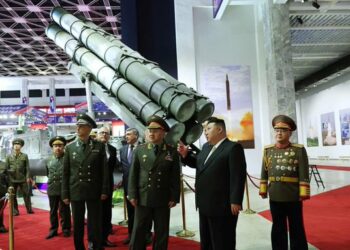 Kim Jong-un exhibió su arsenal de misiles nucleares y drones ante el ministro de Defensa ruso