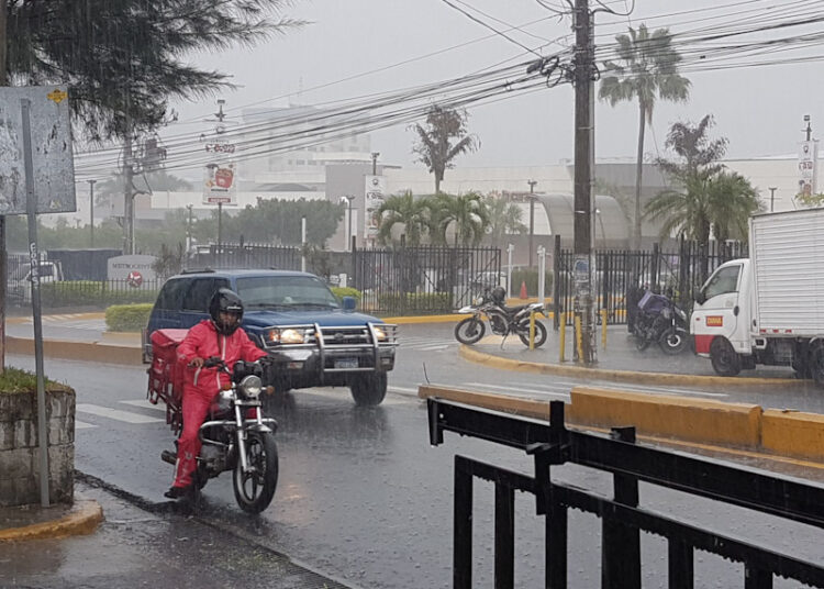 Cielo medio nublado, lluvias y tormentas a partir de la tarde de este domingo