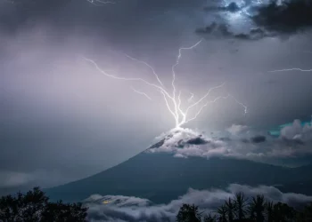 (VIDEOS) Múltiples rayos ‘emergen’ del volcán de Agua en Guatemala