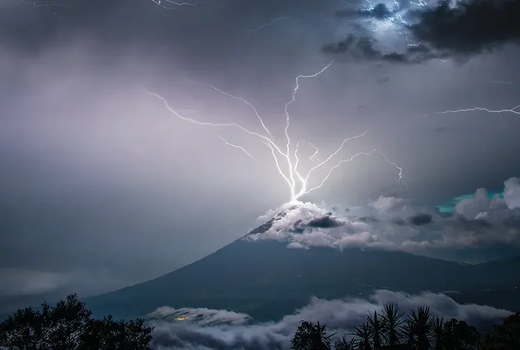 (VIDEOS) Múltiples rayos ‘emergen’ del volcán de Agua en Guatemala
