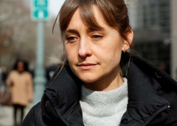 Allison Mack, actriz de Smallville, sale de prisión tras dos años encerrada por su participación en la secta NXIVM