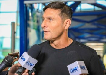 Javier Zanetti visita El Salvador y su primera impresión fue la de estar «en uno de los países más seguros del mundo»