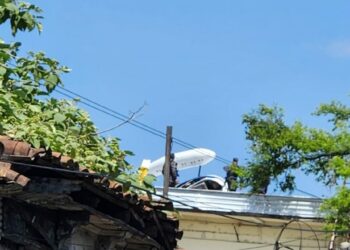 Helicóptero de la PNC se precipita sobre la iglesia La Merced en San Salvador