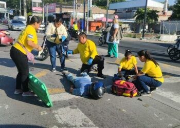 Motociclista resulta con múltiples traumas al chocar contra un auto sobre la Juan Pablo II