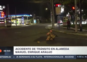 Captan en vivo a un vehículo que atropella a un soldado sobre la Manuel Enrique Araujo