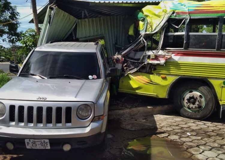 Cuatro lesionados deja accidente de autobús en Apastepeque