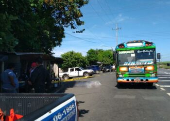 Hombre fallece al bajarse y caer de un autobús en Izalco