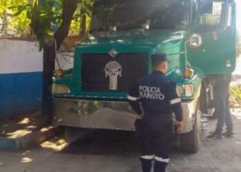 PNC decomisó camión que fue denunciado en redes sociales por andar llantas en mal estado