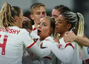 La campeona olímpica Canadá remonta para vencer a Irlanda en el Mundial femenino