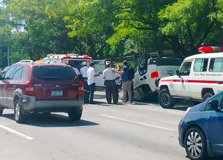 Carro vuelca por el impacto con otro vehículo sobre el bulevar Monseñor Romero