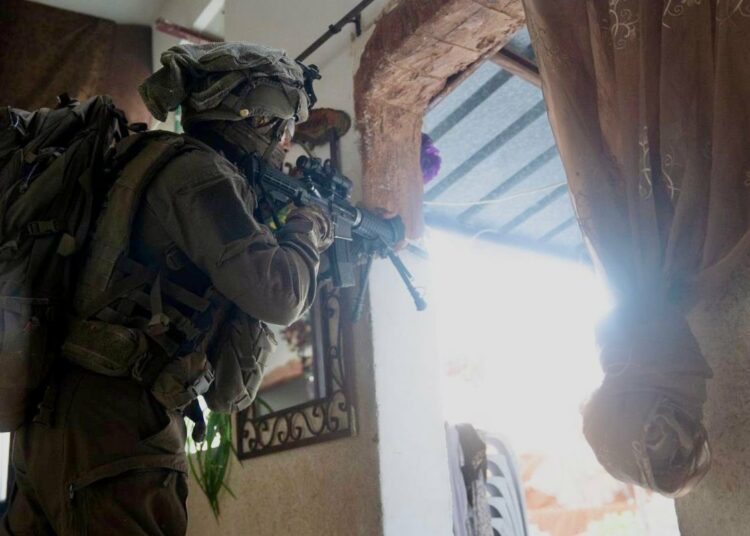 Mil soldados, decenas de heridos y varios muertos, en el mayor operativo israelí en dos décadas en Cisjordania