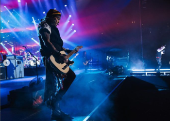 Johnny Depp reaparece después de desmayarse antes de un concierto