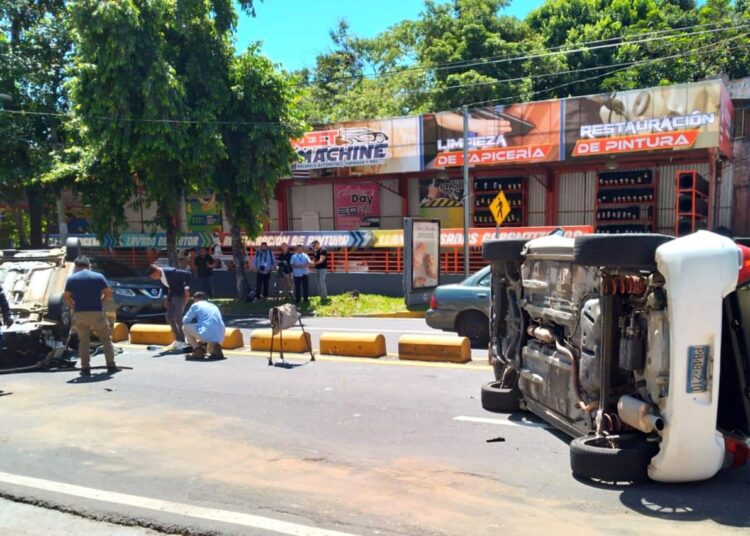 Reportan dos carros volcados en accidente sobre la avenida Masferrer Norte