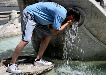 Calor extremo sigue azotando a EEUU y tornado destroza planta de Pfizer