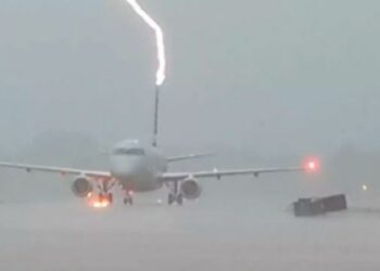 (VIDEO) Instante en que un rayo impacta un avión en aeropuerto de Estados Unidos