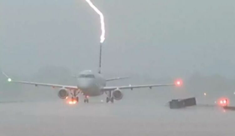(VIDEO) Instante en que un rayo impacta un avión en aeropuerto de Estados Unidos