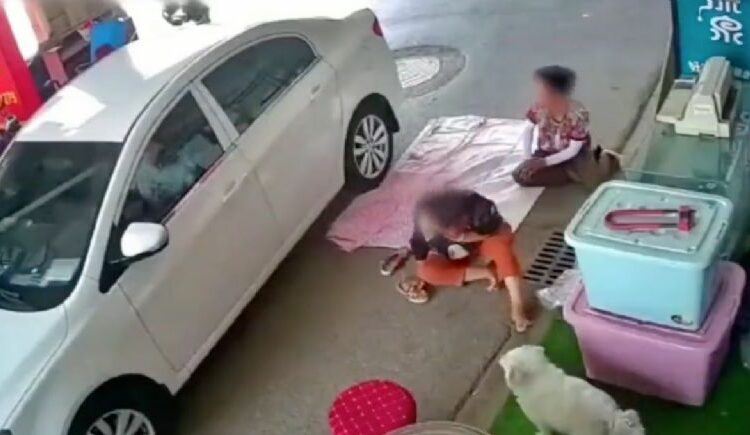 Aplasta la cabeza de una mujer con su automóvil de más de mil kilos y ella resulta ilesa