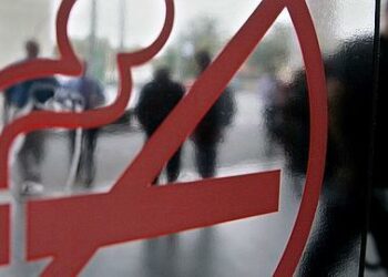 Recomiendan en Hong Kong mirar con desaprobación a los fumadores para desalentar tabaquismo