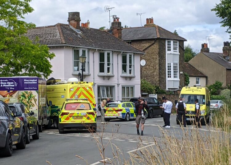 Muere un niño en Londres tras choque de un automóvil contra una escuela