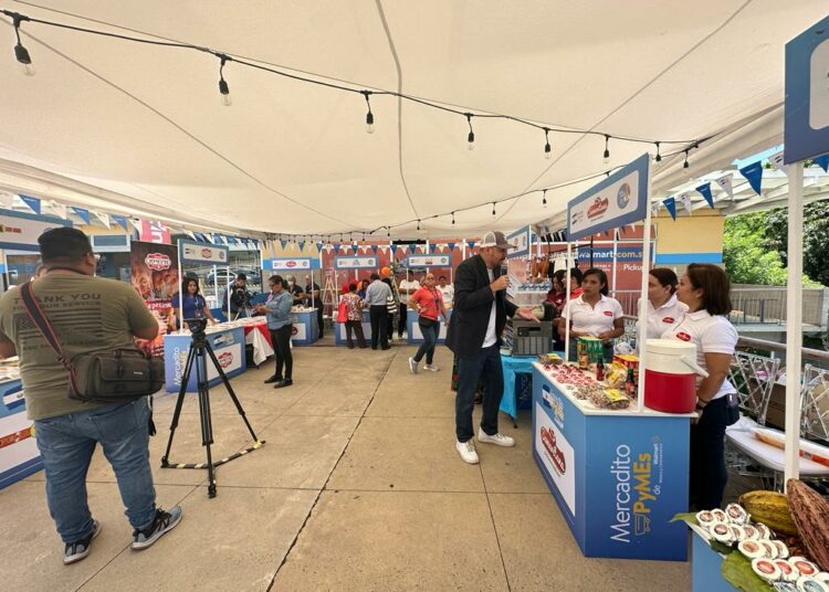 Walmart realiza mercadito para promover productos de PYMES salvadoreñas