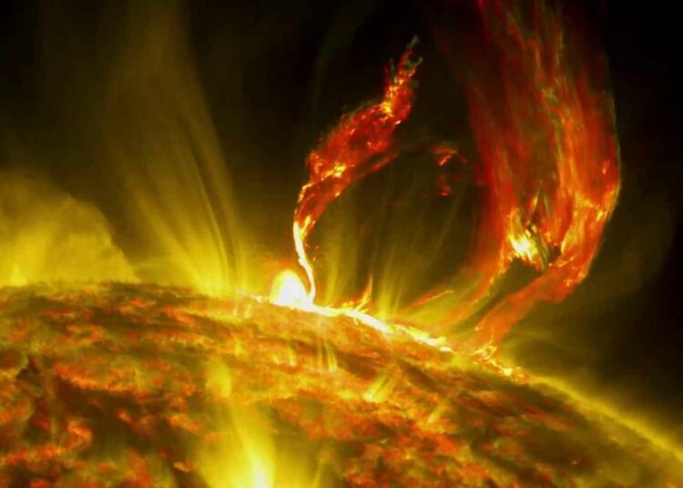 Prevén que una eyección de masa solar ‘caníbal’ impactará contra la Tierra este martes