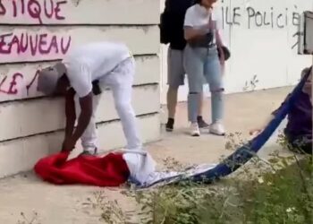 Manifestantes en Francia atacan un monumento a las víctimas del holocausto