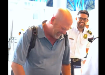 Rick Harrison, de El Precio de la Historia, es recibido con una broma en el aeropuerto San Óscar Arnulfo Romero